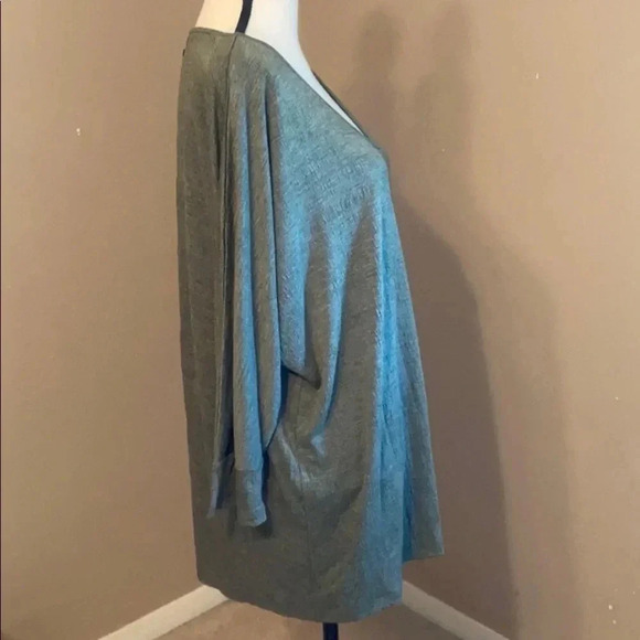 🌹Super cute plus size top🌹
BIN #5 - Picture 4 of 7